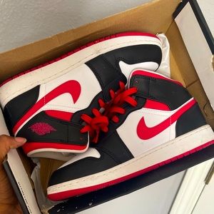 NIKE DUNKS MID